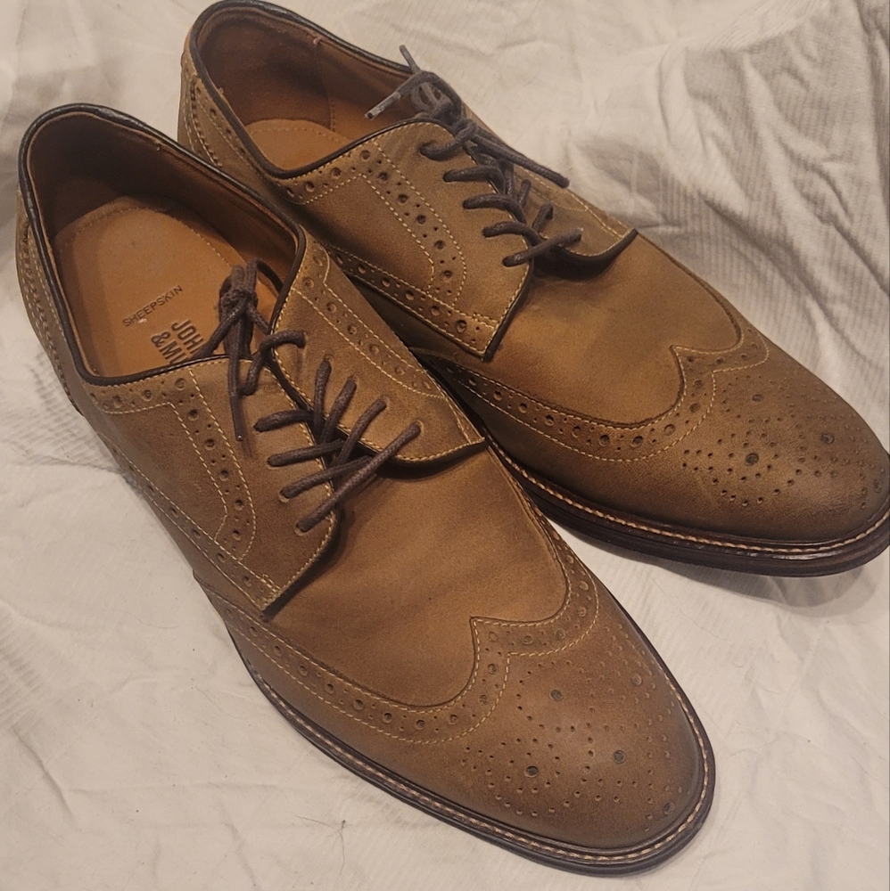 Men's Size 10 Johnston and Murphy Beige Wingtip shoes